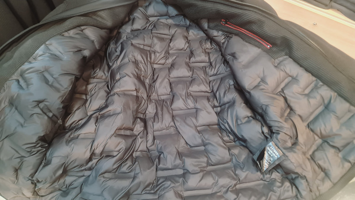 Seinse Giubbotto Nero con Cappuccio e Dettagli Zip – Brand SEINSE