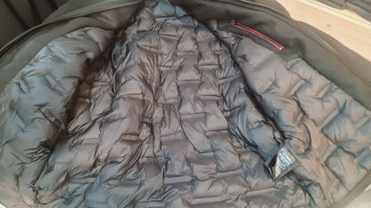 Seinse Giubbotto Nero con Cappuccio e Dettagli Zip – Brand SEINSE